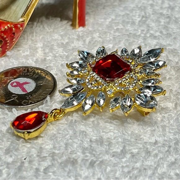 Ruby red fashion pin for coat jacket or blazer -new - Picture 2 of 9